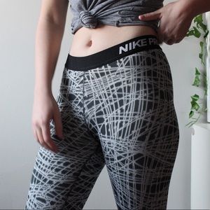 Cropped Nike Pro Laser Hatched Workout Leggings